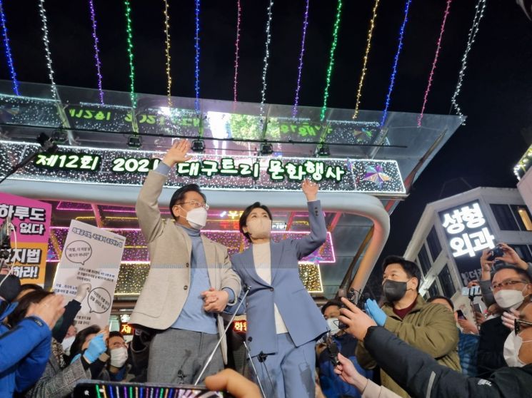 대구 찾은 이재명 “대구 비행장 옮긴 자리에 혁신 기업 도시 만들겠다”