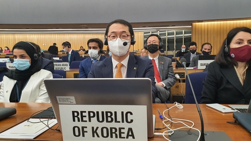 (런던=연합뉴스) 우리나라가 10일(현지시간) 개최된 국제해사기구(IMO) 총회에서 11회 연속으로 최상위 그룹 이사국으로 선출됐다. 주영 한국대사관 겸 IMO 대표부 김건 대사가 회의에 참석하고 있다. [주영한국대사관 겸 IMO 한국 대표부 제공. 재판매 및 DB 금지]