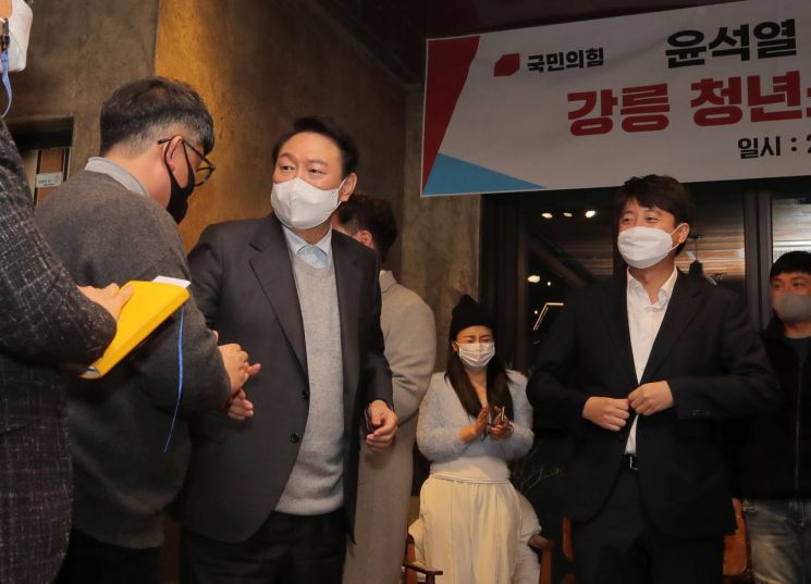 국민의힘 윤석열 대선후보와 이준석 당 대표가 10일 오후 강원 강릉시 한 카페에서 열린 청년소상공인간담회에서 참석자들과 인사하고 있다. (사진 제공=연합뉴스)