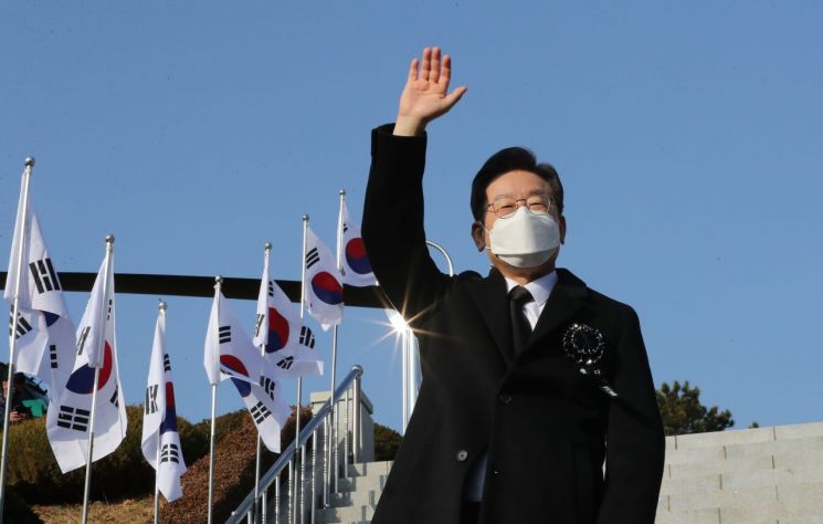 더불어민주당 이재명 대선 후보가 11일 한국전쟁 최대 격전지였던 경북 칠곡군 다부동 전적기념관 방문을 마치고 지지자들에게 손을 들어 인사하고 있다. [사진=연합뉴스]