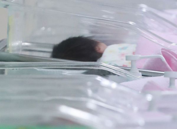 생후 6개월 된 아기를 방치해 사망에 이르게 한 엄마가 항소심에서 감형됐다. 사진은 이 기사 내용과 무관함. [이미지출처=연합뉴스]