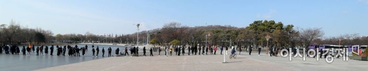 [포토] 휴일 반납하고 검사 기다리는 시민들
