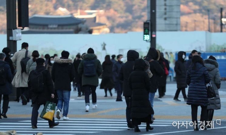 아침 기온이 영하권으로 뚝 떨어진 13일 서울 광화문 사거리에서 시민들이 출근길을 재촉하고 있다. /문호남 기자 munonam@