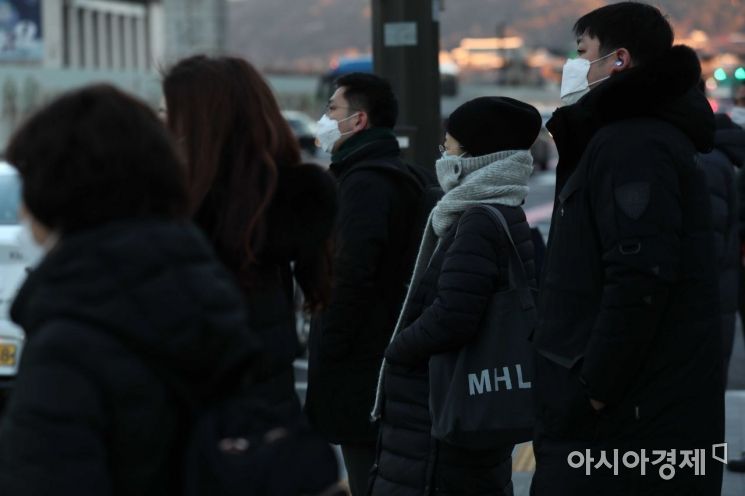 아침 기온이 영하권으로 뚝 떨어진 13일 서울 광화문 사거리에서 시민들이 출근길을 재촉하고 있다. /문호남 기자 munonam@