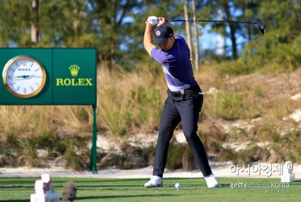 [재미있는 골프규칙] "티잉 구역 벗어나면 2벌타"…"배꼽 티 샷은?"