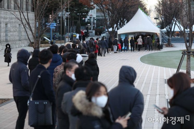 코로나19 확산세가 이어지고 있는 13일 서울광장 임시 선별검사소가 시민들로 붐비고 있다. /문호남 기자 munonam@