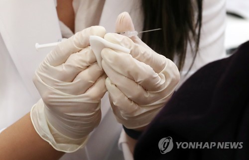 서울 양천구 목동에 있는 한 코로나19 예방접종센터에서 시민들이 백신 접종을 받고 있다. 사진은 기사 중 특정 표현과 무관. [이미지출처=연합뉴스]