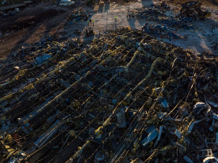 토네이도로 무너진 켄터키주 양초 공장 잔해의 모습. 이 곳에서만 10명이 사망했다. [이미지출처=로이터연합뉴스]