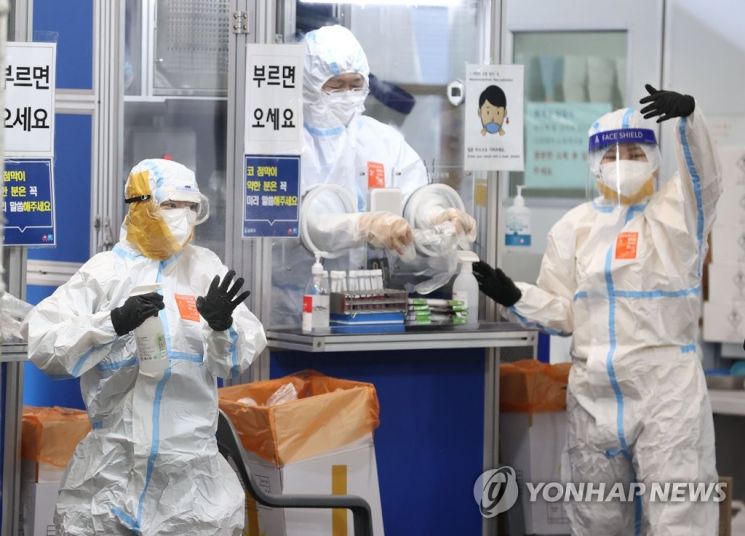 지난달 28일 서울 송파구보건소 선별진료소에서 의료진이 코로나19 검사 업무를 하고 있다. / 사진=연합뉴스