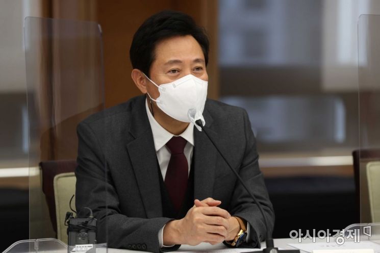 오세훈 서울시장이 13일 서울 중구 대한상공회의소에서 우태희 대한상의 상근부회장, 정기옥 중소기업위원회 위원장, 허범무 서울경제위원회 위원장, 이종태 중견기업위원회 위원장 등 위원장단과 ‘서울경제 활성화 방안’을 논의하고 있다. /문호남 기자 munonam@