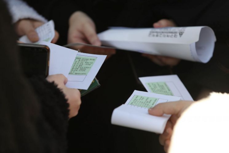 대구 수성구 대구여자고등학교에서 배부받은 수험표를 살펴보고 있는 수험생들. [이미지출처=연합뉴스]