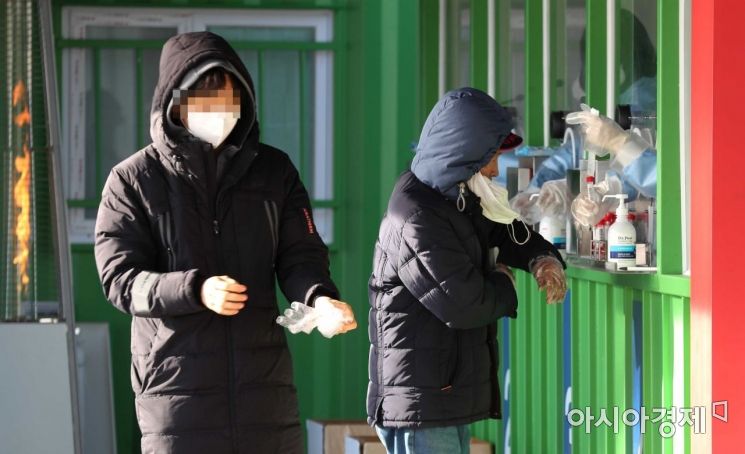 코로나19 확산세가 이어진 13일 서울 마포구 월드컵공원 평화광장에 마련된 임시 선별검사소에서 시민들이 검사를 받고 있다. /문호남 기자 munonam@