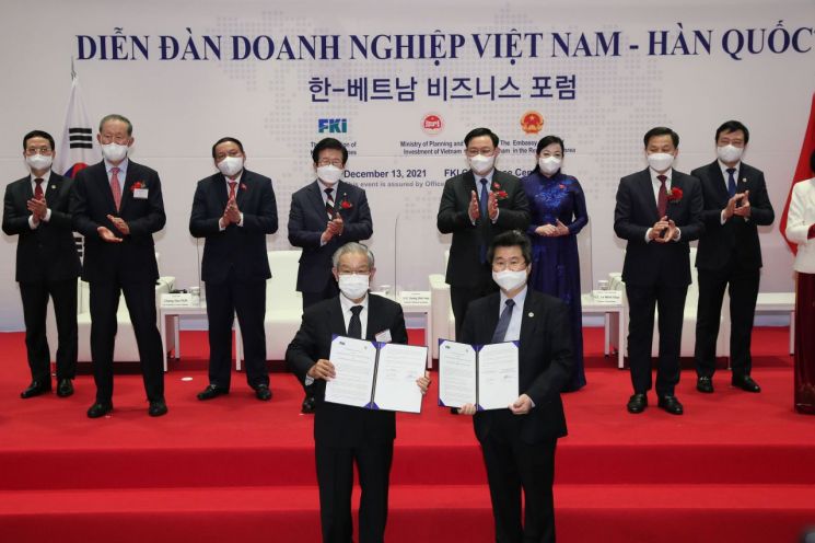 권태신 전경련 부회장(앞줄 왼쪽)과 도 느엇 황 베트남기획투자부외국인투자청장이 12월13일 전경련회관 컨퍼런스센터에서 열린 '한-베트남 비즈니스 포럼'에 참석해 MOU를 체결하고 기념촬영을 하고 있다. (사진제공=전국경제인연합회)