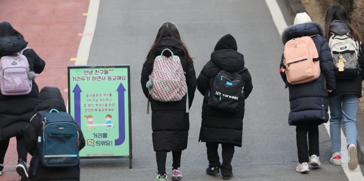 14일 서울 시내 한 초등학교에서 학생들이 등교하고 있다. [이미지출처=연합뉴스]