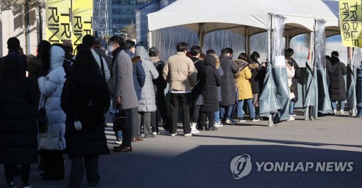 13일 오전 서울역 광장에 마련된 코로나19 임시 선별검사소에서 검사를 받으려는 시민들이 줄을 서고 있다. [이미지출처=연합뉴스]