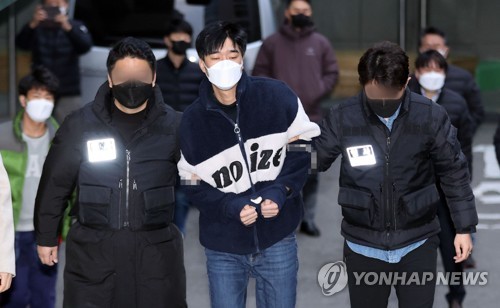 스토킹으로 경찰의 신변보호를 받던 전 여자친구를 살해한 김병찬이 지난달 29일 오전 검찰로 송치되기 위해 서울 남대문경찰서를 나서고 있다. / 사진=연합뉴스
