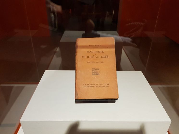 '초현실주의 거장들'전에 전시된 앙드레 브르통의 '초현실주의 선언문'(1924).