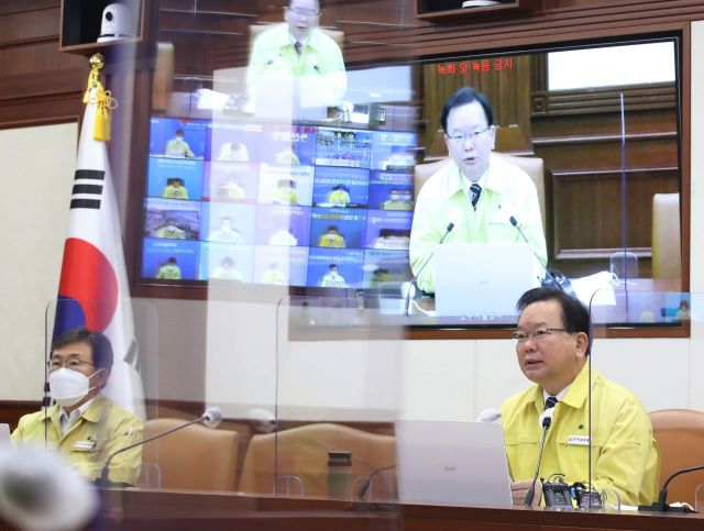 좌초된 위드 코로나…16일 오전 거리두기 발표