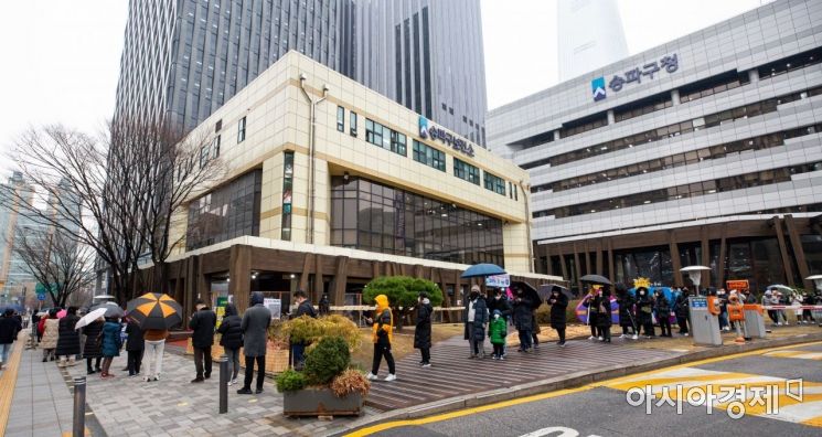 코로나19 신규 확진자가 7850명, 위중증자가 964명 발생하며 역대 최다를 기록한 15일 서울 송파구보건소에 마련된 선별검사소를 찾은 시민들이 검사를 받기 위해 대기하고 있다./강진형 기자aymsdream@