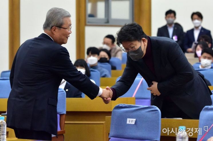 김종인 국민의힘 총괄선대위원장(왼쪽)이 15일 국회에서 열린 '보훈을 말하다' 제20대 대선 보훈 정책 제안 및 기조강연에 참석, 권성동 사무총장과 인사를 나누고 있다./윤동주 기자 doso7@