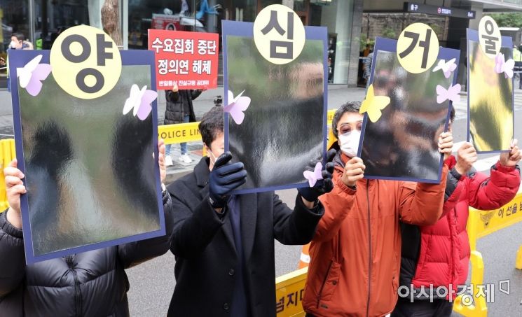 15일 서울 종로구 옛 일본대사관 인근에서 열린 일본군 위안부 피해자 문제 해결을 위한 정기 수요시위에서 참가자들이 집회를 방해하는 극우단체를 향해 '양심거울'을 들어보이고 있다./김현민 기자 kimhyun81@