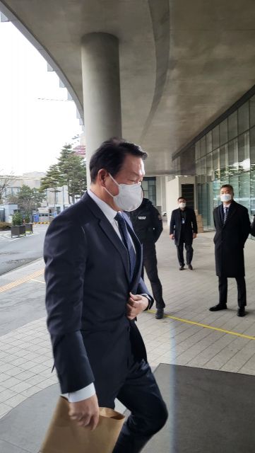 최태원 SK그룹 회장이 지난 15일 세종심판정에서 열리는 전원회의에 출석하고 있다.