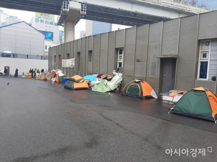 서울시 일시보호시설 '다시서기종합지원센터' 인근에 설치된 노숙인들의 텐트 / 사진=임주형 기자 skepped@