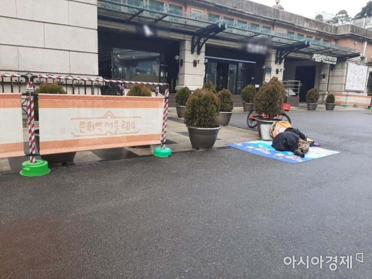 서울역 광장 인근 모퉁이에 한 노숙인이 잠을 청하고 있다. / 사진=임주형 기자 skepped@