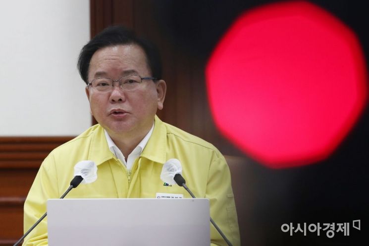 김부겸 국무총리가 16일 서울 종로구 정부서울청사에서 열린 코로나19 긴급 중앙재난안전대책본부회의(중대본)에서 모두발언을 하고 있다./김현민 기자 kimhyun81@