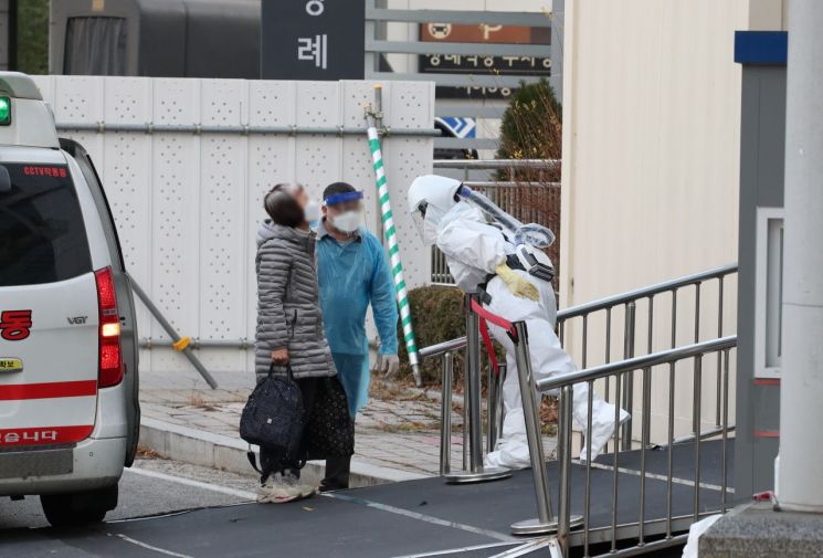 지난 14일 오후 코로나19 치료 전담 병원인 서울 중랑구 서울의료원에 도착한 구급차에서 환자가 이동하고 있다. / 사진=연합뉴스