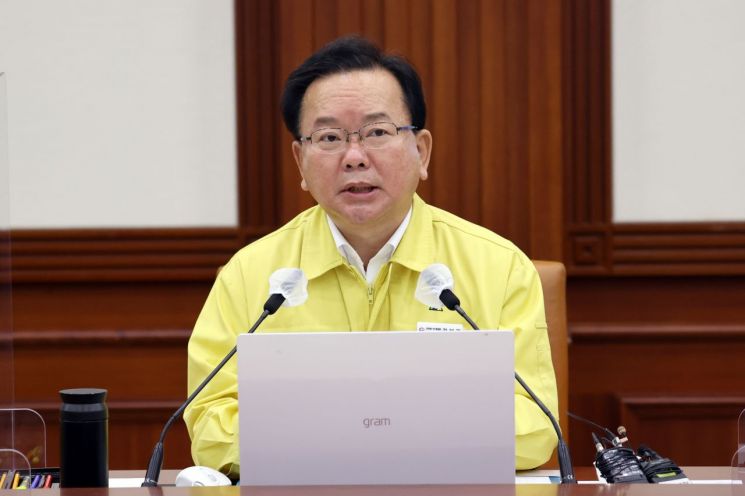김부겸 국무총리가 16일 오전 정부서울청사에서 코로나19 대응 중앙재난안전대책본부 회의를 주재하고 있다. / 사진=연합뉴스