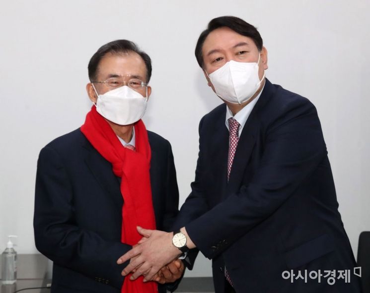 윤석열 국민의힘 대선후보가 16일 서울 여의도 국민의힘 새시대준비위원장실에서 새시대준비위원회에 합류한 윤영일 전 의원과 기념촬영을 하고 있다./윤동주 기자 doso7@