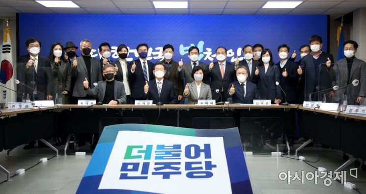 16일 서울 여의도 더불어민주당 중앙당사에서 열린 사회대전환위원회 출범식에 참석한 이재명 더불어민주당 대선 후보와 추미애 사회대전환위원회 위원장 등 참석자들이 기념촬영을 하고 있다./윤동주 기자 doso7@