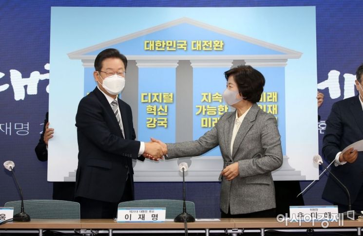 이재명 더불어민주당 대선 후보와 추미애 사회대전환위원회 위원장이 16일 서울 여의도 중앙당사에서 열린 사회대전환위원회 출범식에 참석, 악수를 나누고 있다./윤동주 기자 doso7@