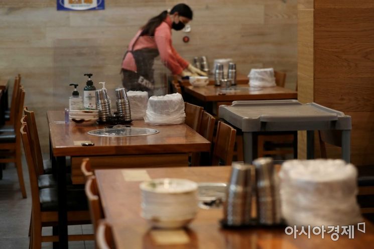 코로나19 확산세와 방역조치 강화에 자영업자의 시름이 깊어지고 있다. 16일 서울 중구 한 식당에서 종업원이 테이블을 닦고 있다. /문호남 기자 munonam@