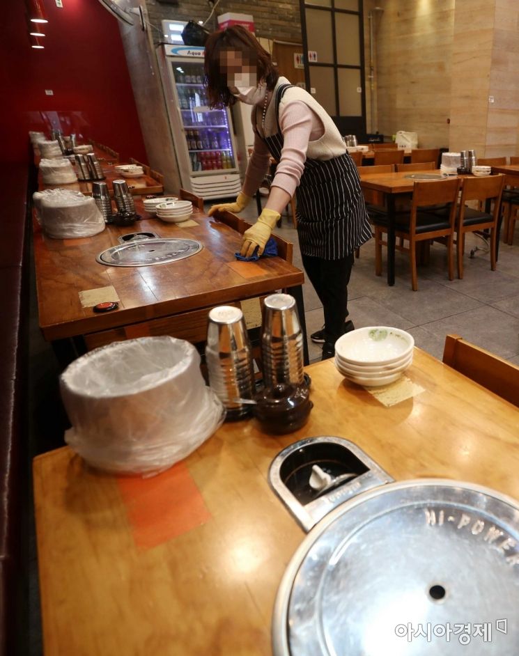 코로나19 확산세와 방역조치 강화에 자영업자의 시름이 깊어지고 있다. 16일 서울 중구 한 식당에서 종업원이 테이블을 닦고 있다. /문호남 기자 munonam@