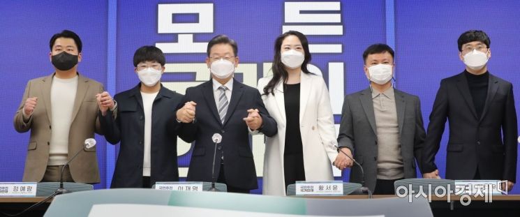이재명 더불어민주당 대선 후보가 16일 서울 여의도 중앙당사에서 열린 2차 국가인재 영입발표에 참석, 행사 시작에 앞서 영입인사인 박성호 부산해동병원 간호사 , 정예람 인천만수고 3학년, 이후보, 황서윤 박피디와황배우 공동대표, 이선우 그린테그 대표,박승권 직업환경의학과 전문의(왼쪽부터)와 기념촬영을 하고 있다./윤동주 기자 doso7@