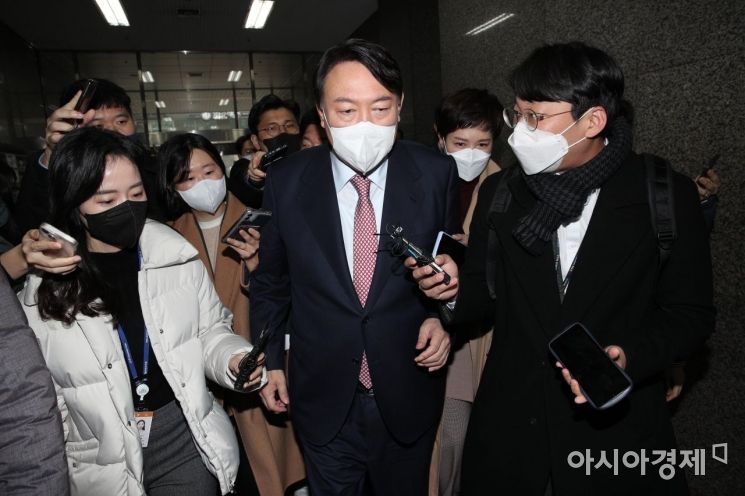 윤석열 국민의힘 대선후보가 16일 서울 여의도 중앙당사에서 열린 새시대준비위 영입인사 환영식을 마친 후 당사를 나서는 도중 부인 김건희 씨와 관련한 취재진 질문에 특별한 발언 없이 이동하고 있다./윤동주 기자 doso7@