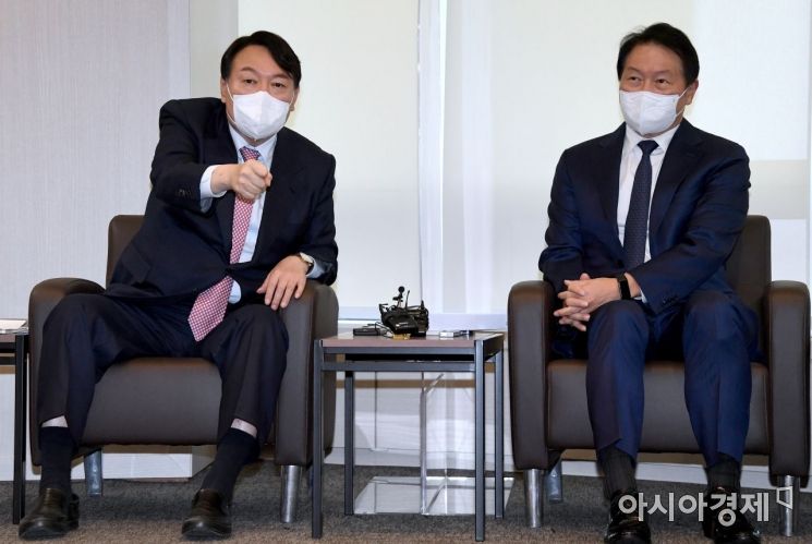 최태원 대한상의 회장이 16일 서울 중구 대한상공회의소를 방문한 윤석열 국민의힘 대선후보와 환담을 나누고 있다./국회사진기자단