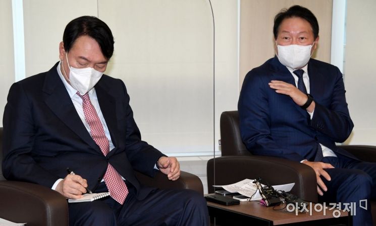 최태원 대한상의 회장이 16일 서울 중구 대한상공회의소를 방문한 윤석열 국민의힘 대선후보와 환담을 나누고 있다./국회사진기자단