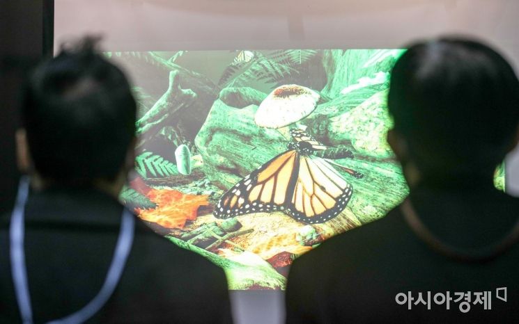 16일 서울 강남구 코엑스에서 열린 'K-메타버스 엑스포 2021'을 찾은 관람객이 메타버스 체험을 하고 있다./강진형 기자aymsdream@