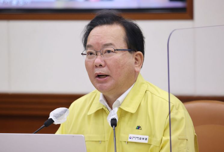 김부겸 국무총리가 16일 오전 정부서울청사에서 코로나19 대응 중앙재난안전대책본부 회의를 주재하고 있다. / 사진=연합뉴스
