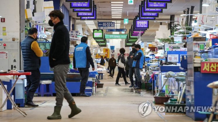 지난 1일 오후 코로나19 집단 감염이 발생한 서울 동작구 노량진 수산시장에서 상인들이 고객을 기다리고 있다. / 사진=연합뉴스