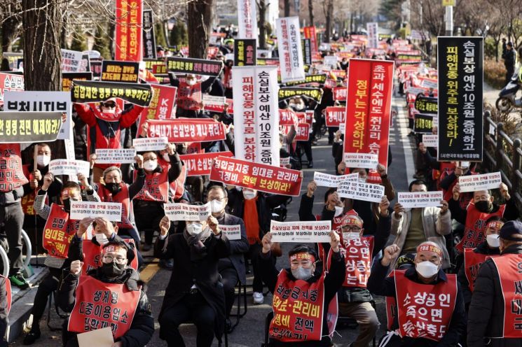 지난 8일 서울 여의도 국회 인근에서 열린 ‘코로나 피해 실질 보상 촉구 정부 여당 규탄대회’에서 코로나 피해 자영업 총연합 회원들이 시위를 벌이고 있다. / 사진=연합뉴스