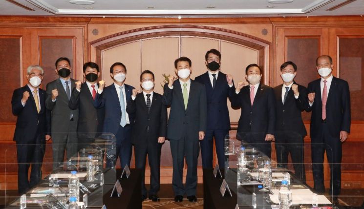 (왼쪽부터) KB손해보험 김기환 대표, 롯데손해보험 이명재 대표, 서울보증보험 유광열 대표, 현대해상 조용일 대표, 손해보험협회 정지원 회장, 정은보 금융감독원장, 메리츠화재 김용범 대표, 흥국화재 권중원 대표, 삼성화재 홍원학 사장, 농협손해보험 최창수 대표.