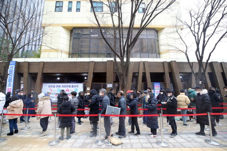 서울 송파구 보건소에 마련된 임시선별 진료소를 찾은 시민들이 검사 순서를 기다리고 있다./사진=연합뉴스