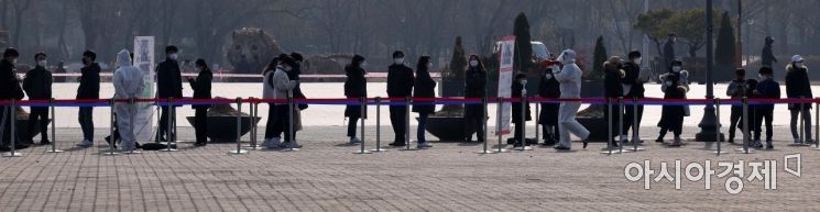 코로나19 신규 확진자가 7622명을 기록한 16일 서울 마포구 상암월드컵공원 평화광장에 마련된 코로나19 임시 선별검사소에서 시민들이 진단 검사를 받기 위해 긴 줄을 서 있다./김현민 기자 kimhyun81@