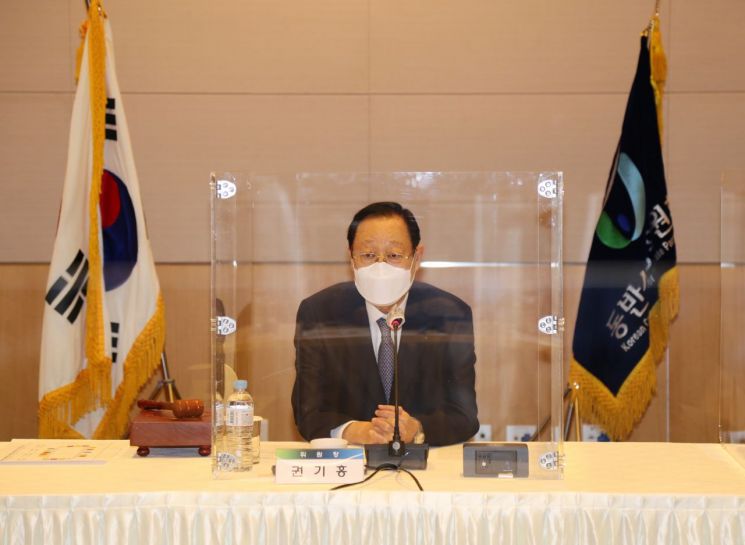 동반성장위원회는 16일 오후 서울 영등포구 여의도 전경련회관 컨퍼런스센터에서 제68차 회의를 개최하고 이같은 내용을 의결했다고 밝혔다. 사진은 회의를 진행하는 권기홍 동반위원장. 사진제공 = 동반성장위원회