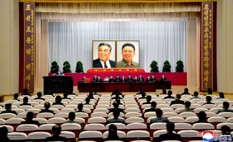 북한은 김정일 국방위원장 사망 10주기(12월 17일)를 맞아 지난 15일 중앙노동자회관에서 노동계급과 직맹원들의 덕성발표모임이 진행됐다고 조선중앙통신이 16일 보도했다. [이미지출처=연합뉴스]