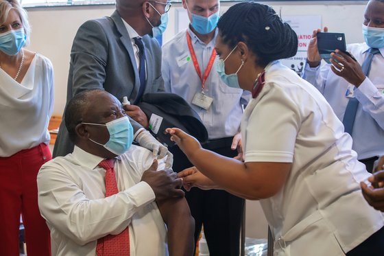남아프리카공화국 케이프타운의 한 병원에서 시릴 라마포사 남아공 대통령이 얀센 백신을 접종 받고 있다. /사진=연합뉴스